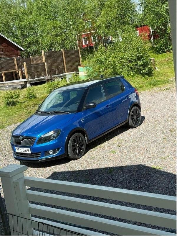 Blå Begagnad 2014 Skoda Fabia Monte Carlo Halvkombi | 75 000 kr (Marknadspris) - Bild 1/1