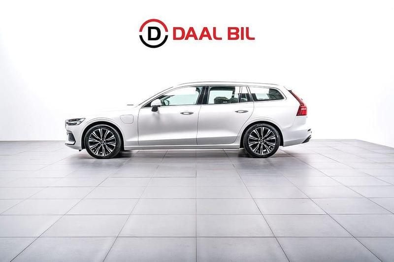Begagnad Volvo V60 Core 350 HK (257 kW) 2023 Vit Kombi