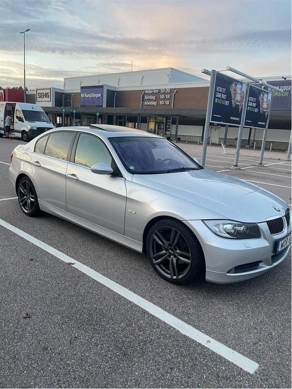 Grå Begagnad 2005 BMW 325 Advantage Sedan | 64 000 kr (Marknadspris) - Bild 1/4