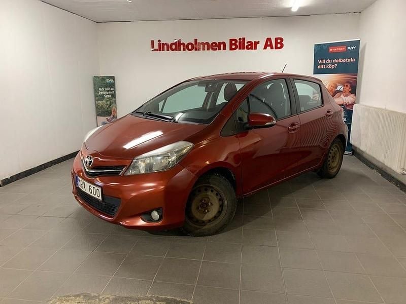 Begagnad Toyota Yaris Active 99 HK (72 kW) 2011 Röd Halvkombi