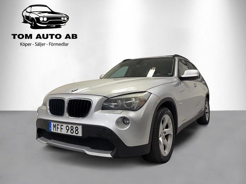 Ljusgrå (grå) Begagnad 2011 BMW X1 SUV | 80 000 kr (Marknadspris) - Bild 1/4