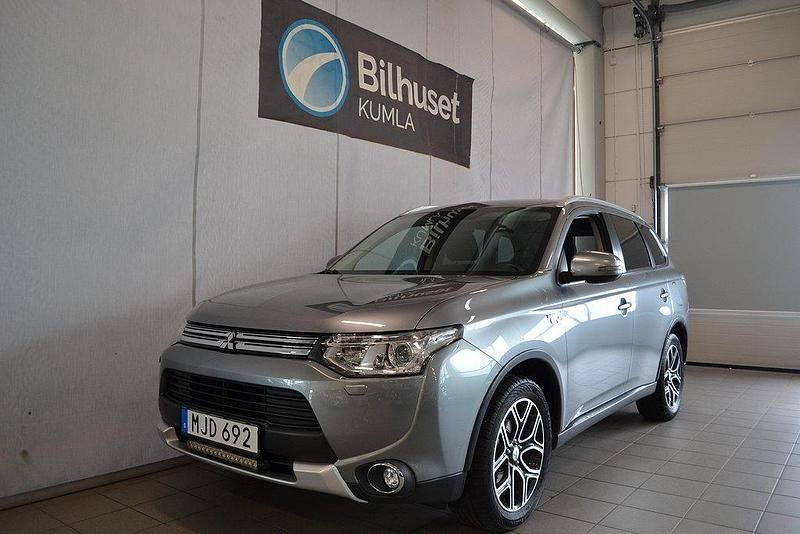 Silver Begagnad 2015 Mitsubishi Outlander P-HEV SUV | 139 000 kr (Marknadspris) - Bild 1/4