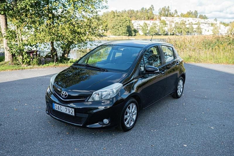 Svart Begagnad 2012 Toyota Yaris Active Halvkombi | 79 900 kr (Marknadspris) - Bild 1/4