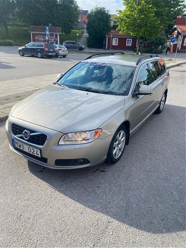 Brun Begagnad 2013 Volvo V70 Momentum Kombi | 86 000 kr (Marknadspris) - Bild 1/4