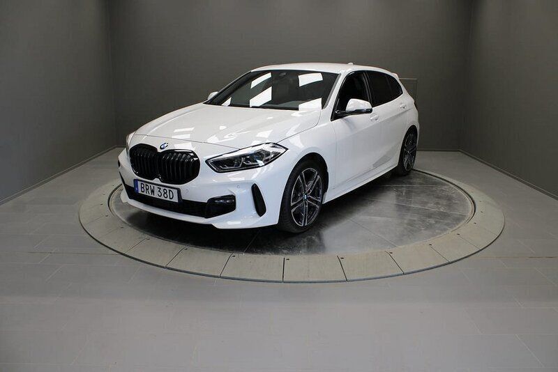 Vit Begagnad 2022 BMW 118 Shadowline Halvkombi | 289 000 kr (Dyr) - Bild 1/4