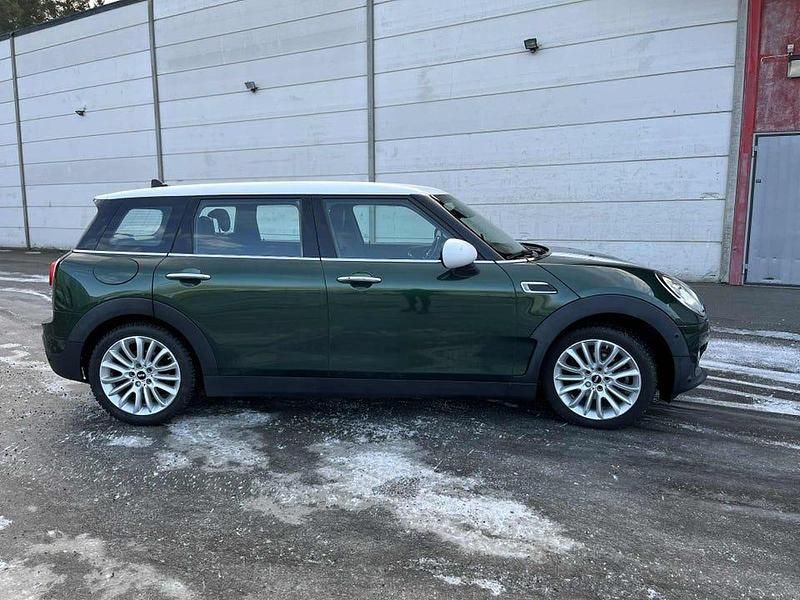 Begagnad Mini Cooper Clubman 150 HK (110 kW) 2016 British racing green med vita stripes Kombi