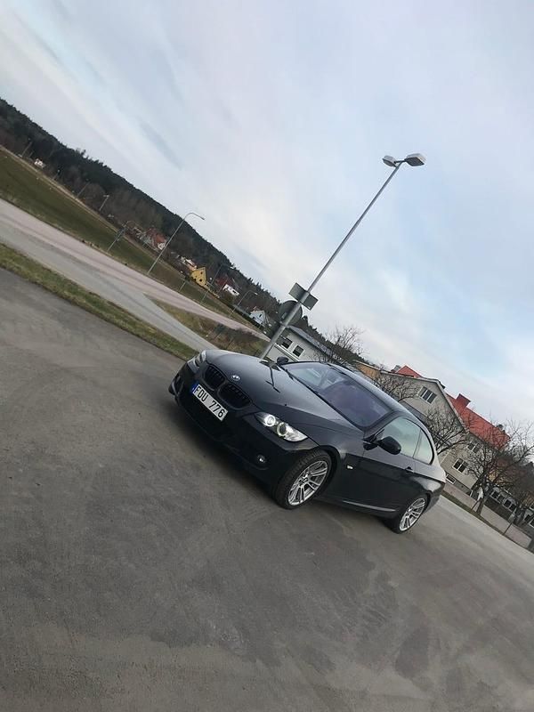 Begagnad BMW 325 197 HK (144 kW) 2010 Carbonschwarz Sportkupé