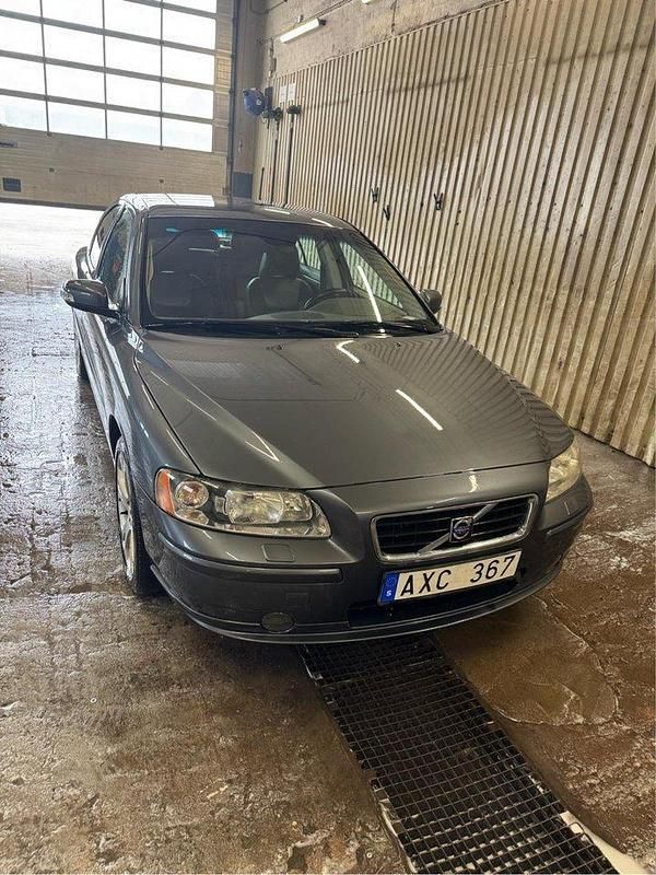 Grå Begagnad 2009 Volvo S60 Sedan | 25 000 kr (Bra pris) - Bild 1/4