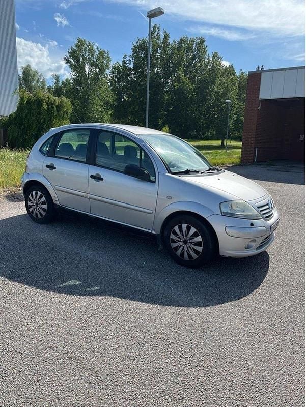 Silver Begagnad 2004 Citroën C3 Halvkombi | 20 000 kr (Marknadspris) - Bild 1/4