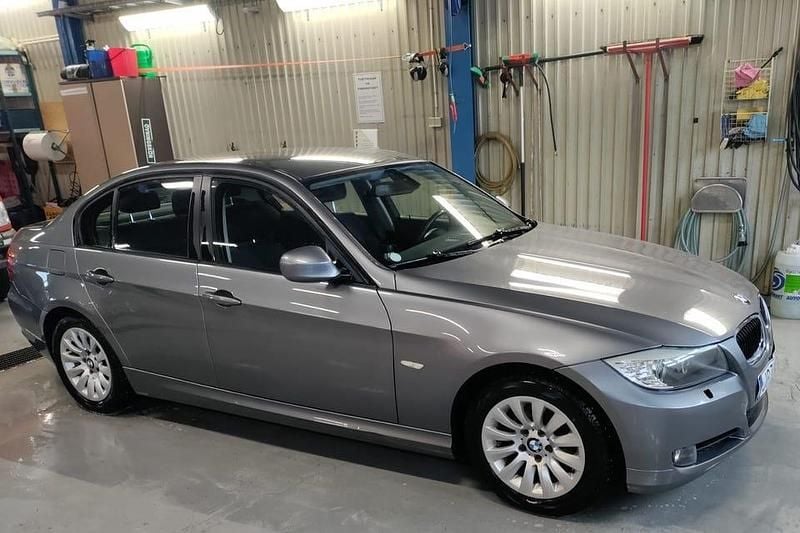 Begagnad BMW 318 143 HK (105 kW) 2009 Sedan