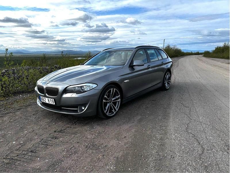 Grå Begagnad 2013 BMW 525 Kombi | 110 000 kr (Superpris) - Bild 1/4