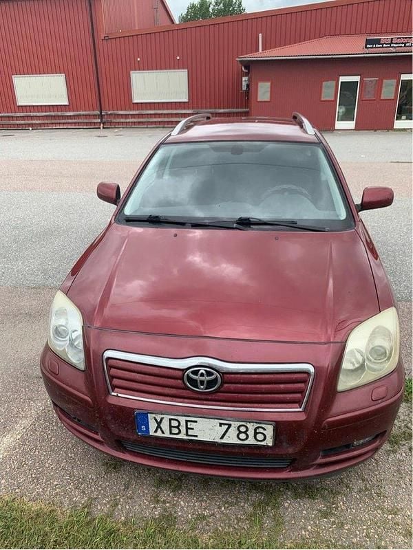 Röd Begagnad 2005 Toyota Avensis Kombi | 22 000 kr (Marknadspris) - Bild 1/4