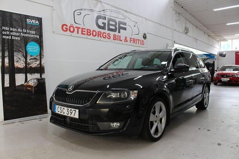 Svart Begagnad 2016 Skoda Octavia Kombi | 129 900 kr (Dyr) - Bild 1/4