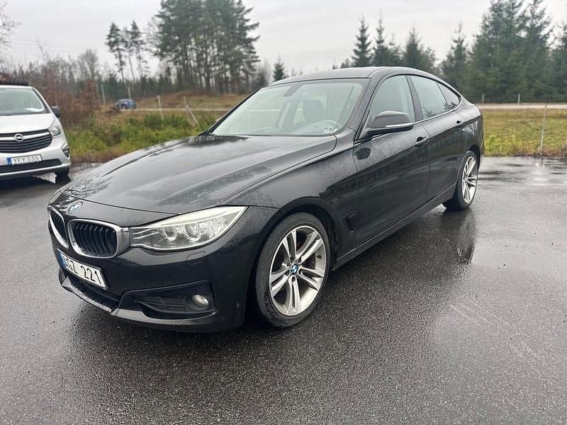 Svart Begagnad 2014 BMW 318 Gran Turismo Sport Line Kombi | 89 900 kr (Marknadspris) - Bild 1/4