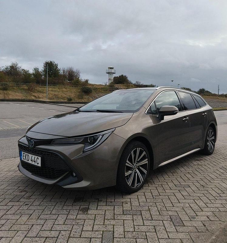 Grön Begagnad 2022 Toyota Corolla Kombi | 264 000 kr (Marknadspris) - Bild 1/4