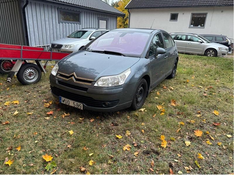 Grå Begagnad 2005 Citroën C4 Halvkombi | 16 000 kr (Bra pris) - Bild 1/4
