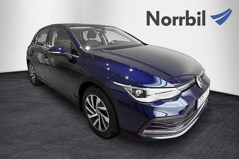 Mörkblå Begagnad 2020 VW Golf VIII Halvkombi | 269 000 kr (Marknadspris) - Bild 1/4