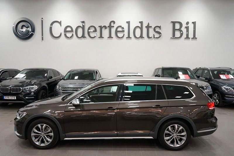 Mörkbrun Begagnad 2016 VW Passat Alltrack Kombi | 169 900 kr (Marknadspris) - Bild 1/4