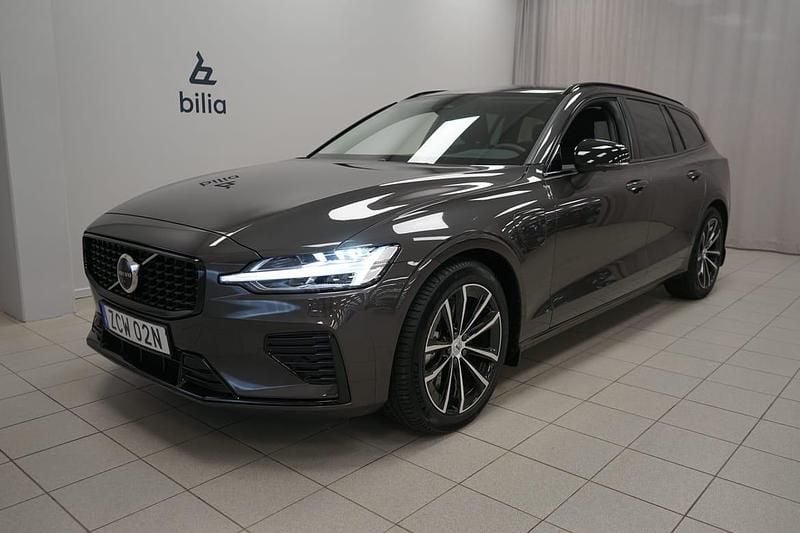 Grå Begagnad 2025 Volvo V60 Plus Kombi | 479 900 kr (Marknadspris) - Bild 1/3