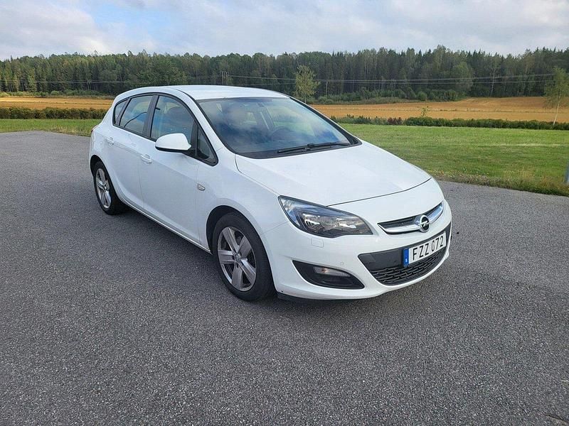 Vit Begagnad 2013 Opel Astra Enjoy Halvkombi | 53 000 kr (Marknadspris) - Bild 1/4