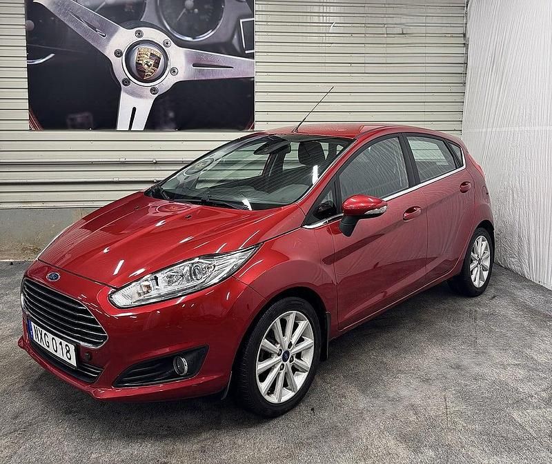 Röd Begagnad 2015 Ford Fiesta Titanium Halvkombi | 89 500 kr (Marknadspris) - Bild 1/4