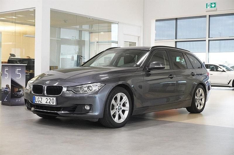 Grå Begagnad 2012 BMW 328 Sport Line Kombi | 149 800 kr (Marknadspris) - Bild 1/4