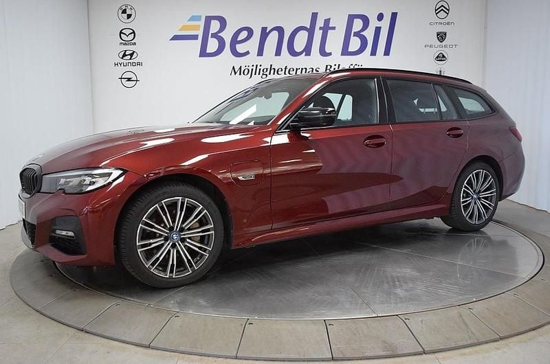 Begagnad BMW 330e M Sport 293 HK (215 kW) 2022 Röd Kombi