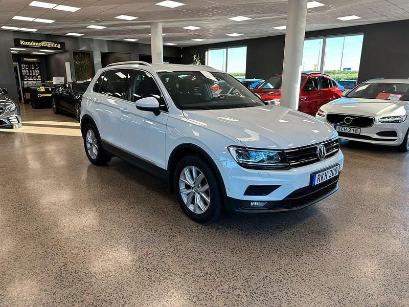 Vit Begagnad 2018 VW Tiguan SUV | 219 900 kr (Superpris) - Bild 1/4