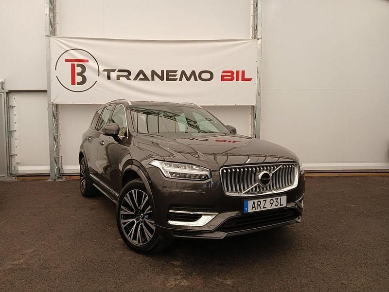 Grå Begagnad 2023 Volvo XC90 Plus SUV | 689 900 kr (Marknadspris) - Bild 1/4