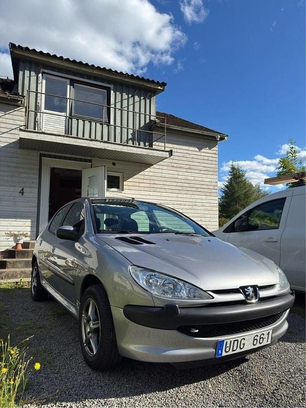 Grå Begagnad 2003 Peugeot 206 Halvkombi | 14 500 kr (Marknadspris) - Bild 1/4