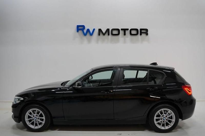 Begagnad BMW 118 Advantage 136 HK (100 kW) 2016 Svart Halvkombi