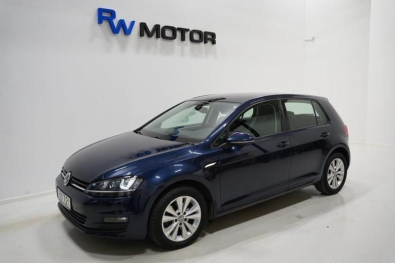 Mörkblå Begagnad 2015 VW Golf VII Halvkombi | 159 700 kr (Marknadspris) - Bild 1/4
