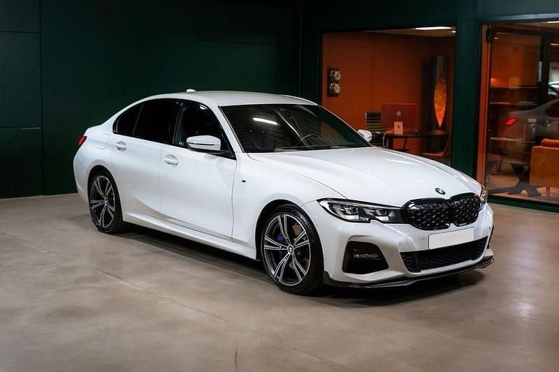 Vit Begagnad 2019 BMW 330 M Sport Sedan | 359 900 kr (Marknadspris) - Bild 1/4