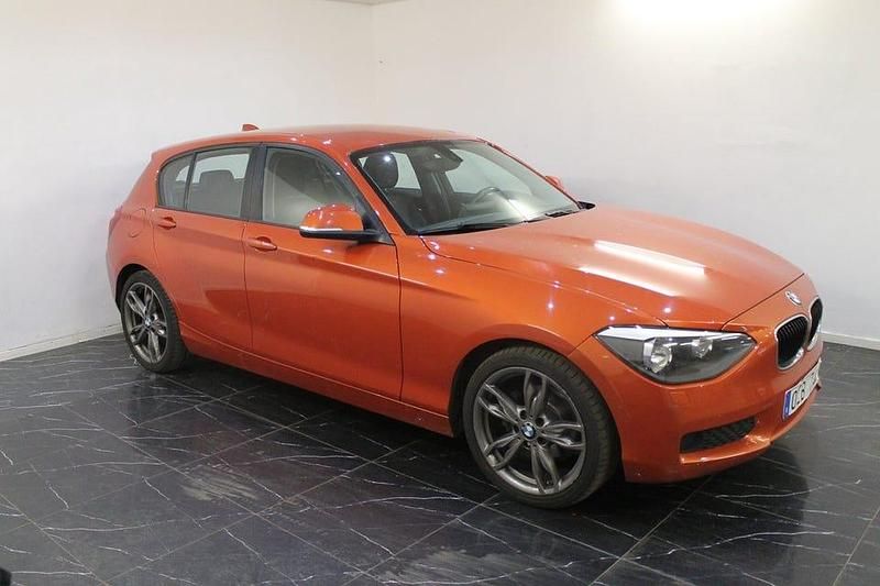 Begagnad BMW 118 143 HK (105 kW) 2012 Orange Halvkombi