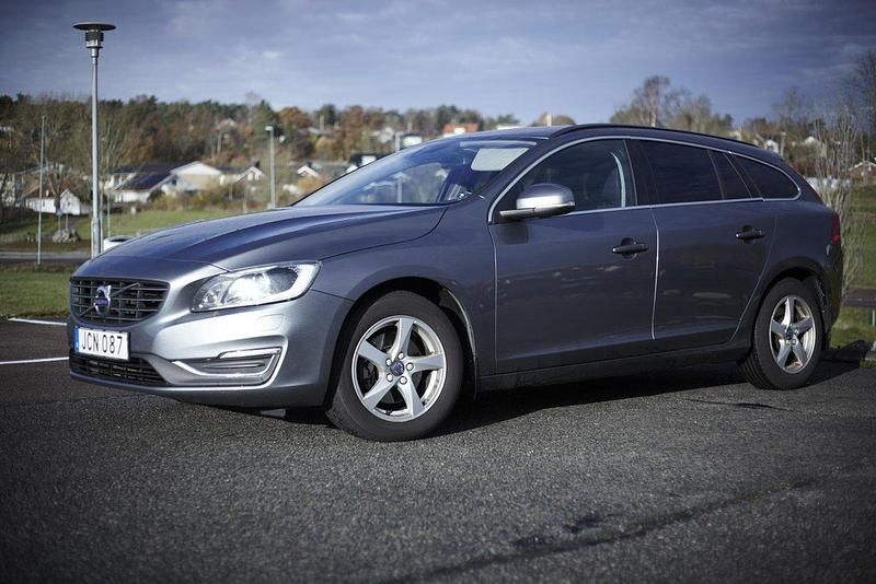 Grå Begagnad 2016 Volvo V60 Momentum Kombi | 135 000 kr (Marknadspris) - Bild 1/3