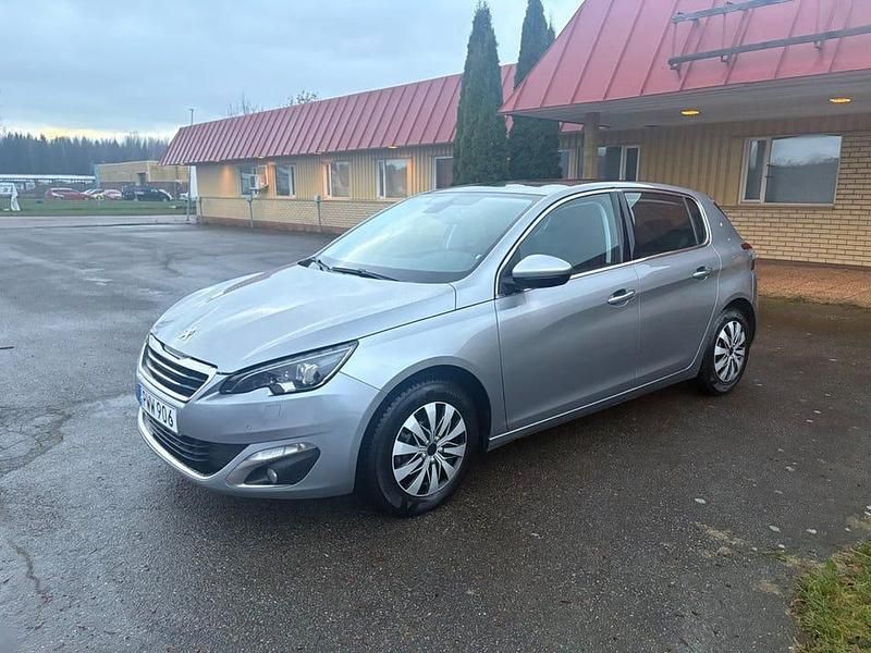 Grå Begagnad 2015 Peugeot 308 Allure Halvkombi | 99 900 kr (Marknadspris) - Bild 1/4