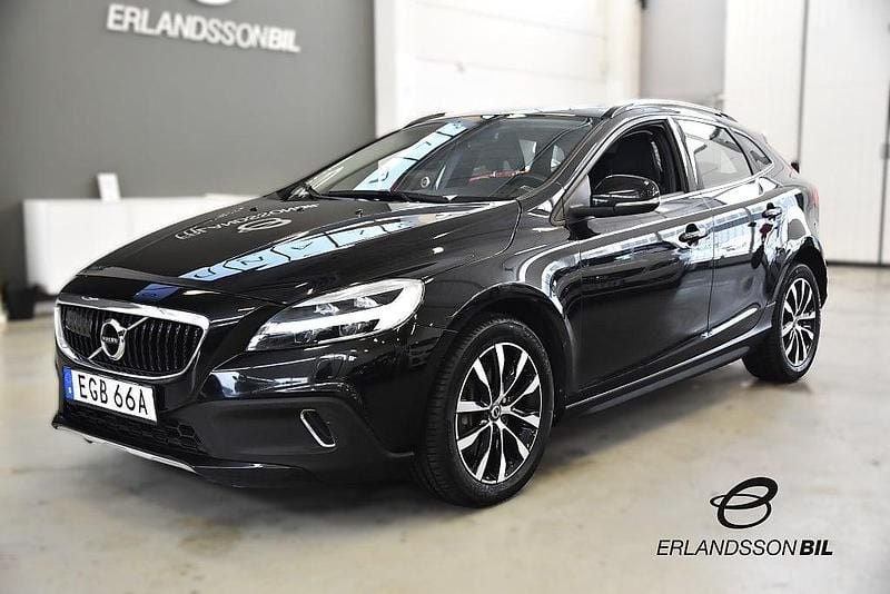 Begagnad Volvo V40 Momentum 150 HK (110 kW) 2019 Svart Halvkombi
