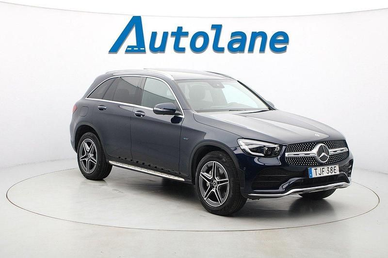 Cavansitblå metalliclack Begagnad 2021 Mercedes GLC300e AMG SUV | 419 900 kr (Marknadspris) - Bild 1/3