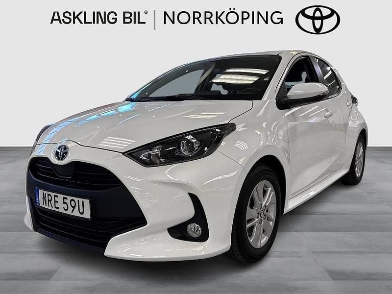Vit Begagnad 2022 Toyota Yaris Hybrid Active Halvkombi | 209 000 kr (Marknadspris) - Bild 1/3