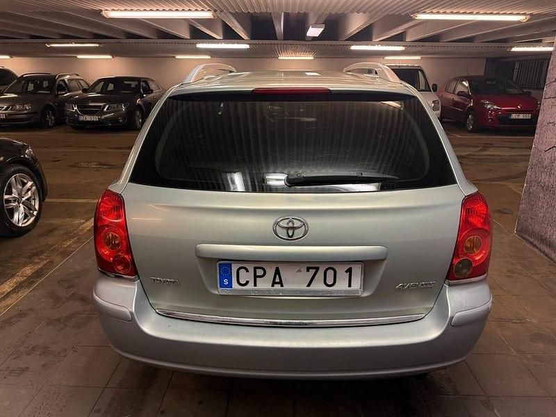 Begagnad Toyota Avensis 163 HK (119 kW) 2006 Grön Kombi