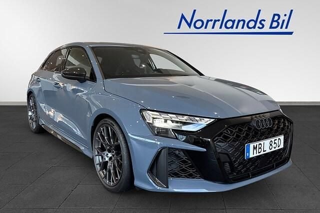 Kemoragrå metallic Begagnad 2024 Audi RS3 Sportback Sport Halvkombi | 749 000 kr (Bra pris) - Bild 1/4