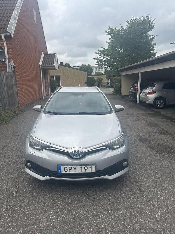 Silver Begagnad 2017 Toyota Auris Touring Sports Kombi | 180 000 kr (Lite dyr) - Bild 1/4
