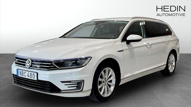 Vit (white) Begagnad 2016 VW Passat GTE Kombi | 159 900 kr (Marknadspris) - Bild 1/4