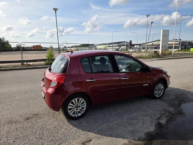 Begagnad Renault Clio IV 75 HK (55 kW) 2012 Röd Halvkombi