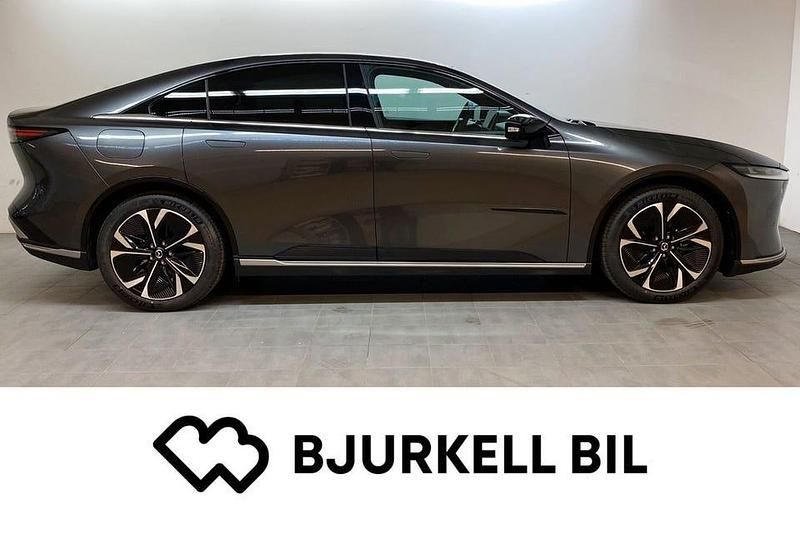 Crystal white pearl mica (34k) Ny 2025 Mazda 6e Takumi-Line Sedan | 499 500 kr - Bild 1/4