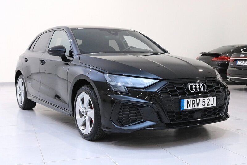 Svart Begagnad 2021 Audi A3 Sportback e-tron Comfort Sedan | 299 900 kr (Marknadspris) - Bild 1/4