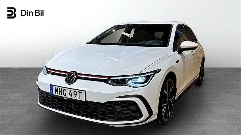 Vit (pure white) Begagnad 2022 VW Golf VIII GTI Halvkombi | 339 900 kr (Marknadspris) - Bild 1/4