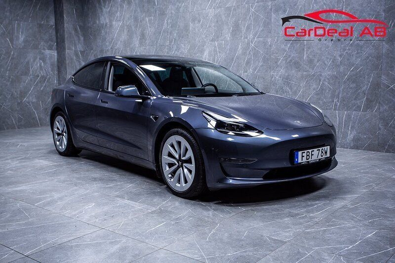 Grå Begagnad 2022 Tesla Model 3 Long Range Sedan | 328 800 kr (Bra pris) - Bild 1/4