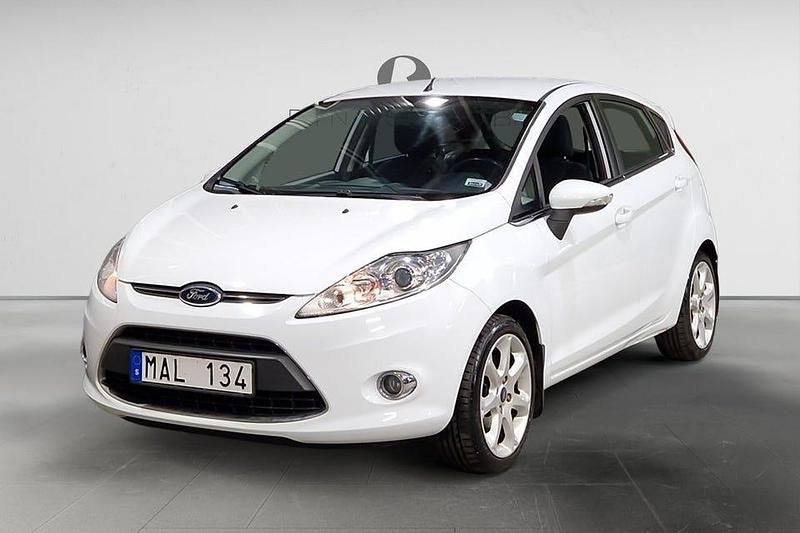 Vit Begagnad 2011 Ford Fiesta Titanium Halvkombi | 49 900 kr (Marknadspris) - Bild 1/3