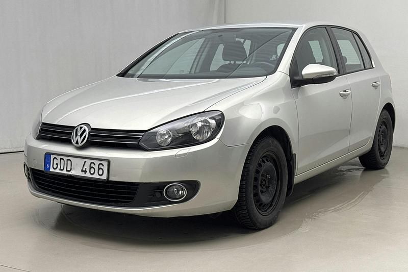Ljusbrun Begagnad 2011 VW Golf VI Halvkombi | 60 000 kr (Marknadspris) - Bild 1/4